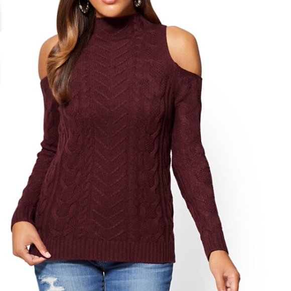Sweaters - 💢last one💢burgundy cold shoulder ribbed sweater